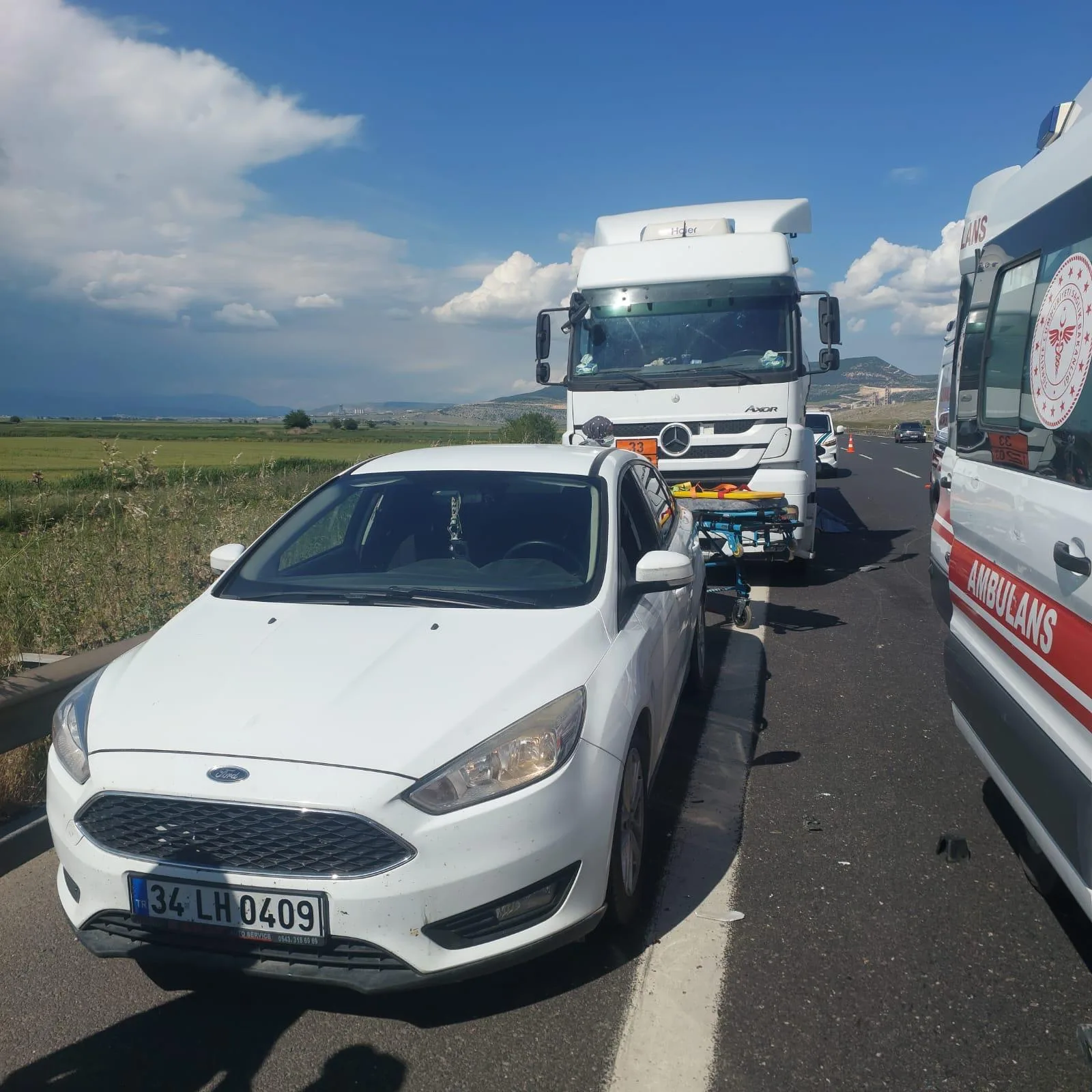 TAG Otoyolu’nda otomobil ile tır çarpıştı: 1 ölü, 2 yaralı