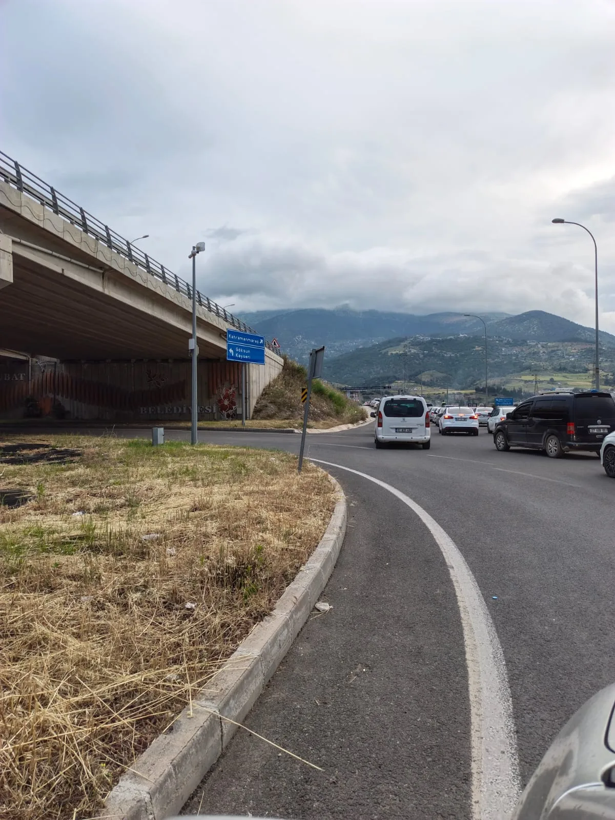 Kılavuzlu Yolu’nda Trafik Çilesi: Sürücüler Kavşak ve Sinyalizasyon İstiyor