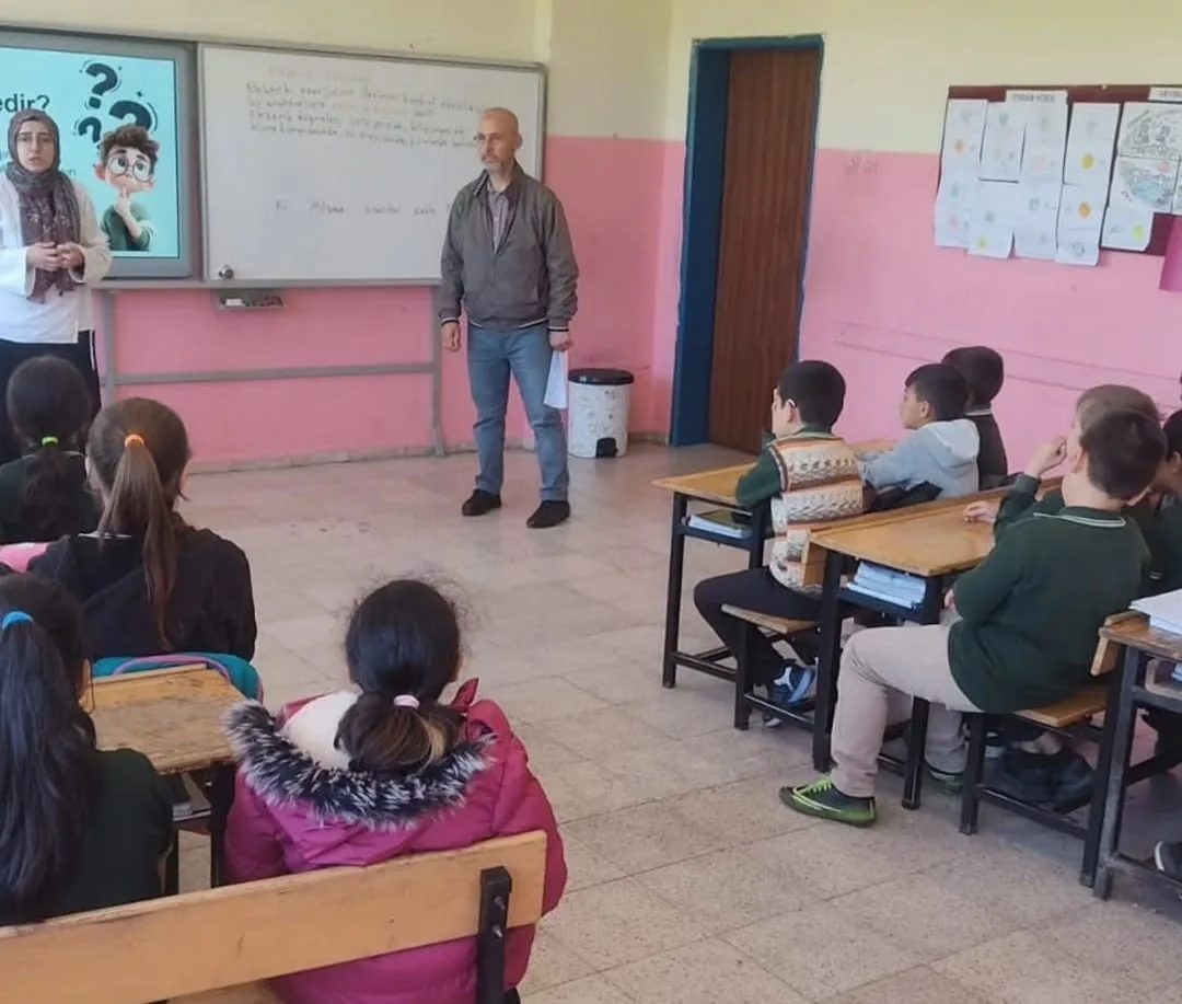 Minik Öğrencilere "Bilinçli Teknoloji" Eğitimi: Reçetemiz Belli!