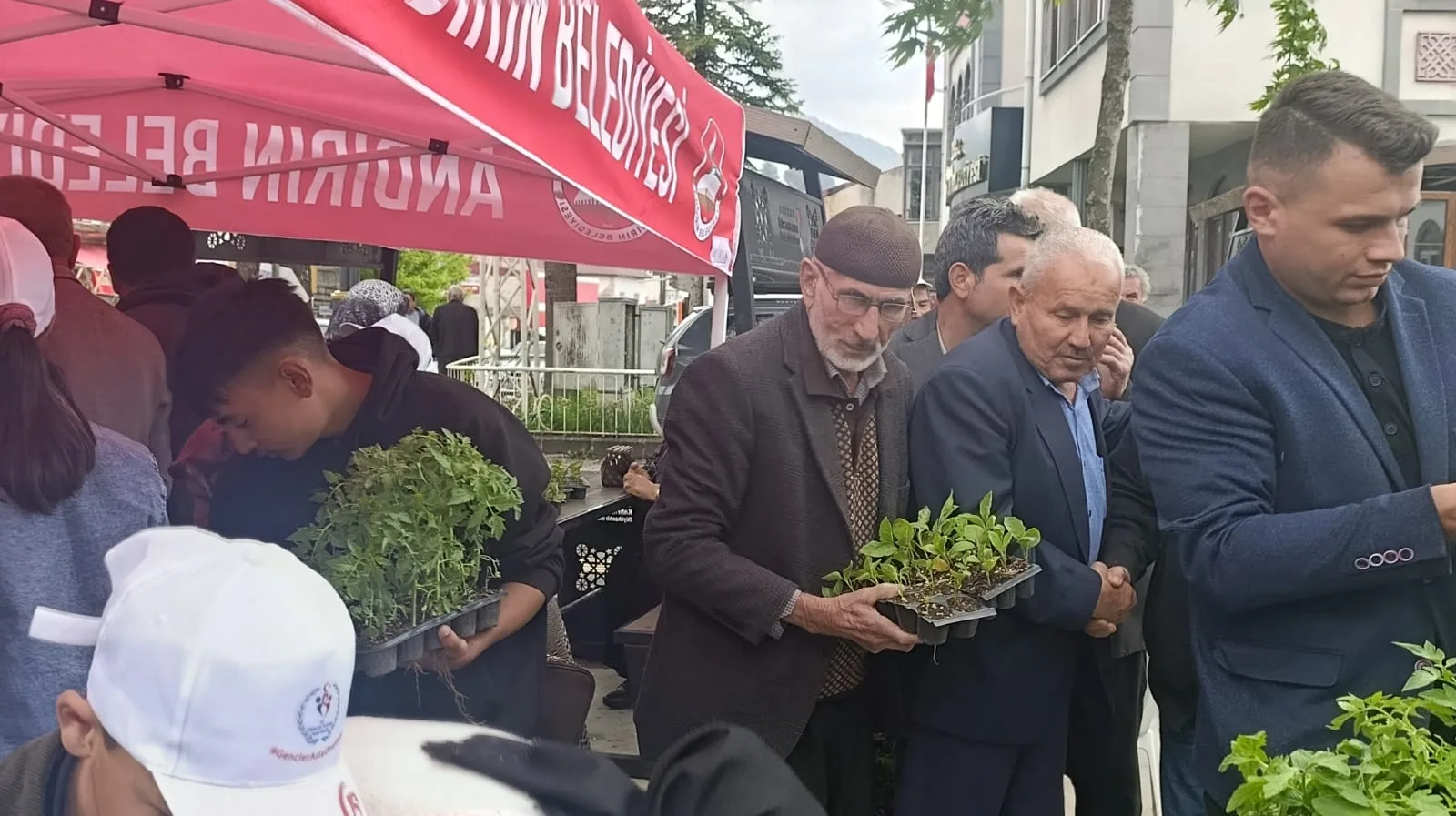 Andırın’da Öğrencilerden Anlamlı Toplum Hizmeti: 3 Bin Fide Vatandaşla Buluştu!