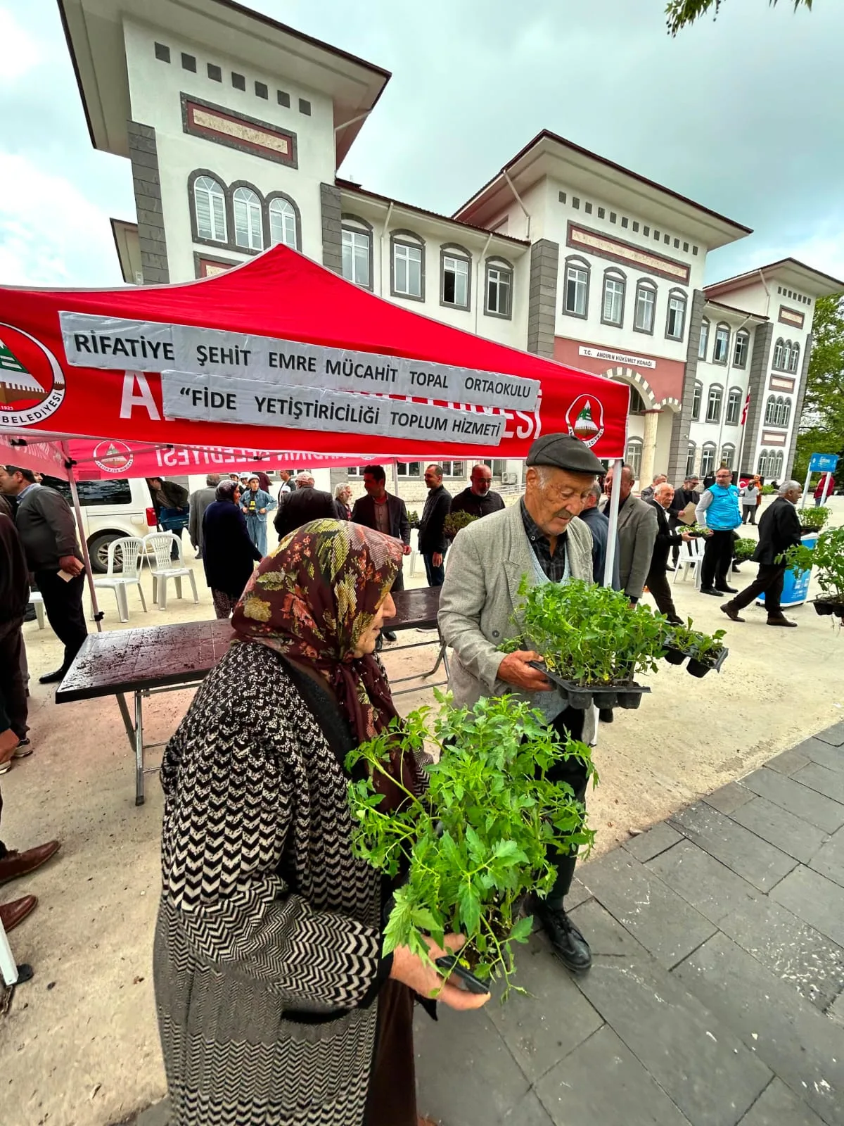 Andırın’da Öğrencilerden Anlamlı Toplum Hizmeti: 3 Bin Fide Vatandaşla Buluştu!