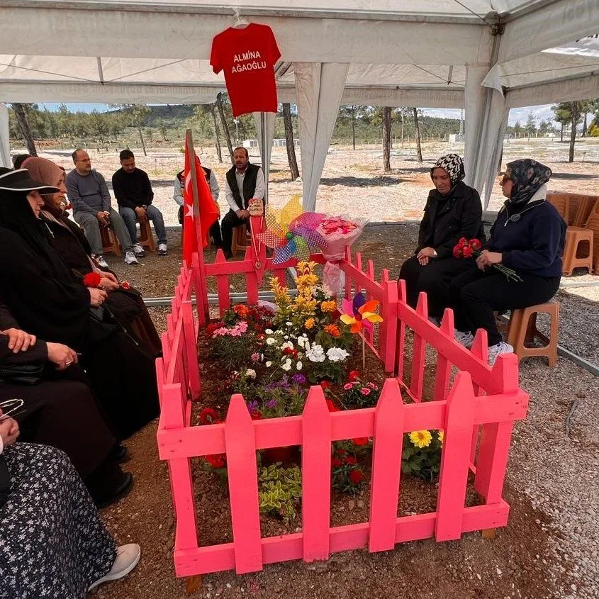 Melek Almina ağlatıyor