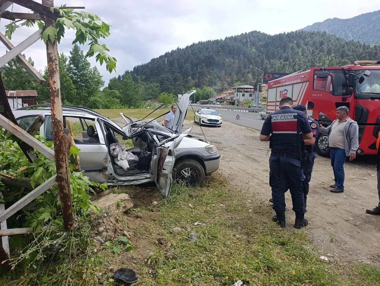 Kahramanmaraş-Kayseri yolunda bir araç elektrik direğine çarptı. Kazada otomobil sürücüsü