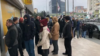 Kahramanmaraş'ta yardım parası almak isteyenler o şubelerin önlerinde uzun kuyruklar