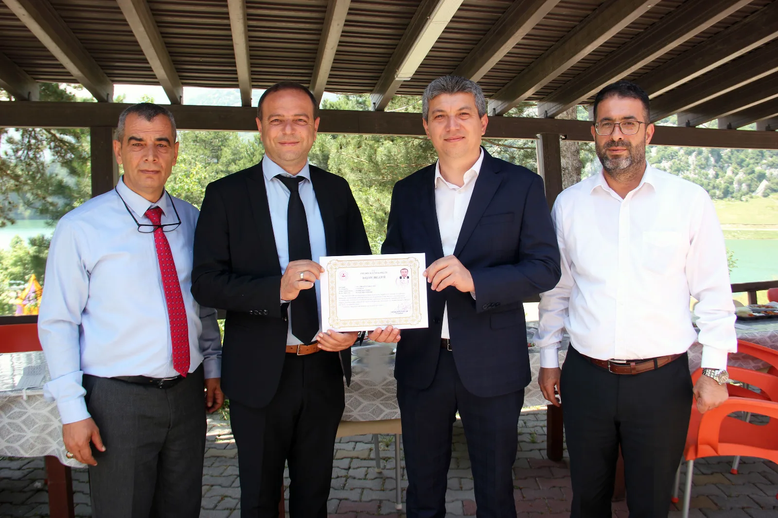 Halk Eğitimi Merkezi Müdürüne Başarı Belgesi verildi