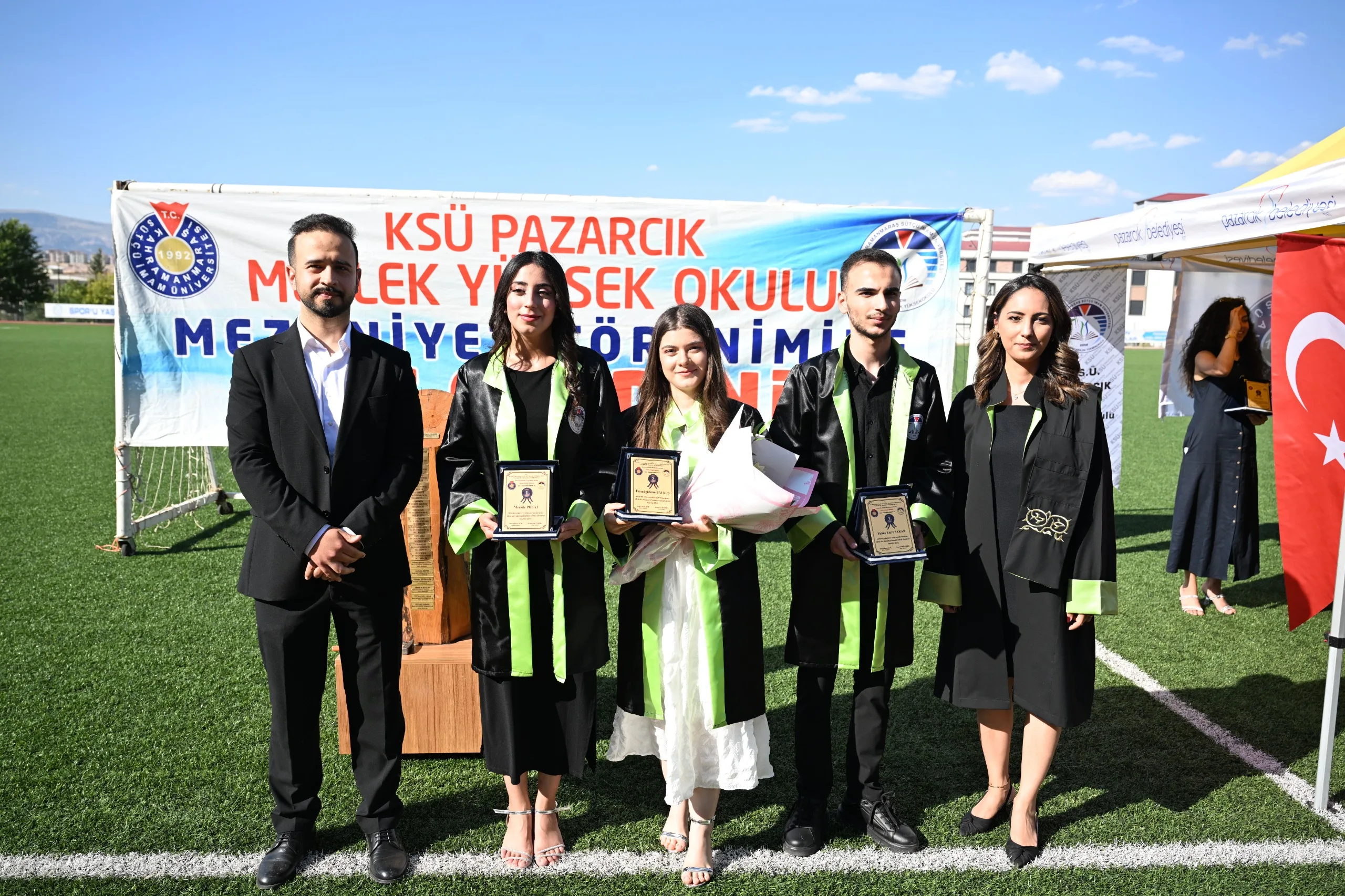 Pazarcık Meslek Yüksekokulu'nda Mezuniyet Heyecanı Pazarcık Meslek Yüksekokulu'nda Mezuniyet Heyecanı