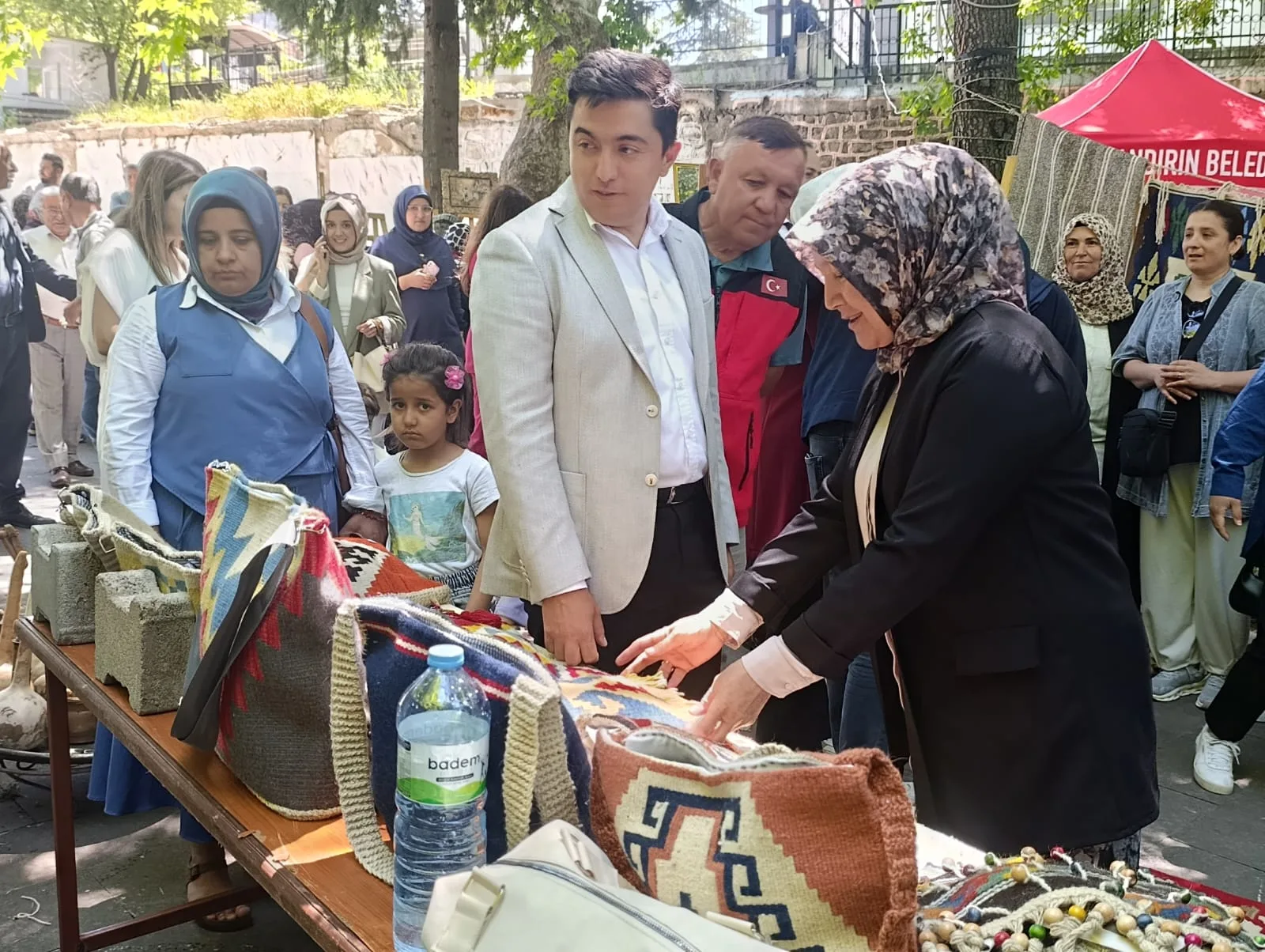 Andırın'da El Emeği Göz Nuru Eserler Görücüye Çıktı: Yıl Sonu Sergisine Görkemli Açılış!