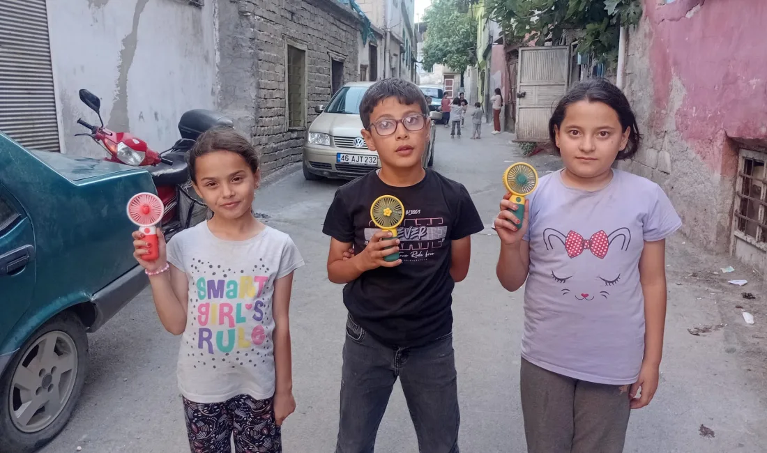 Kahramanmaraş’ta hava sıcaklıklarının artmasıyla portatif el vantilatörlerine ilgi patladı. 100-250