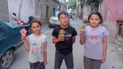 Kahramanmaraş’ta hava sıcaklıklarının artmasıyla portatif el vantilatörlerine ilgi patladı. 100-250