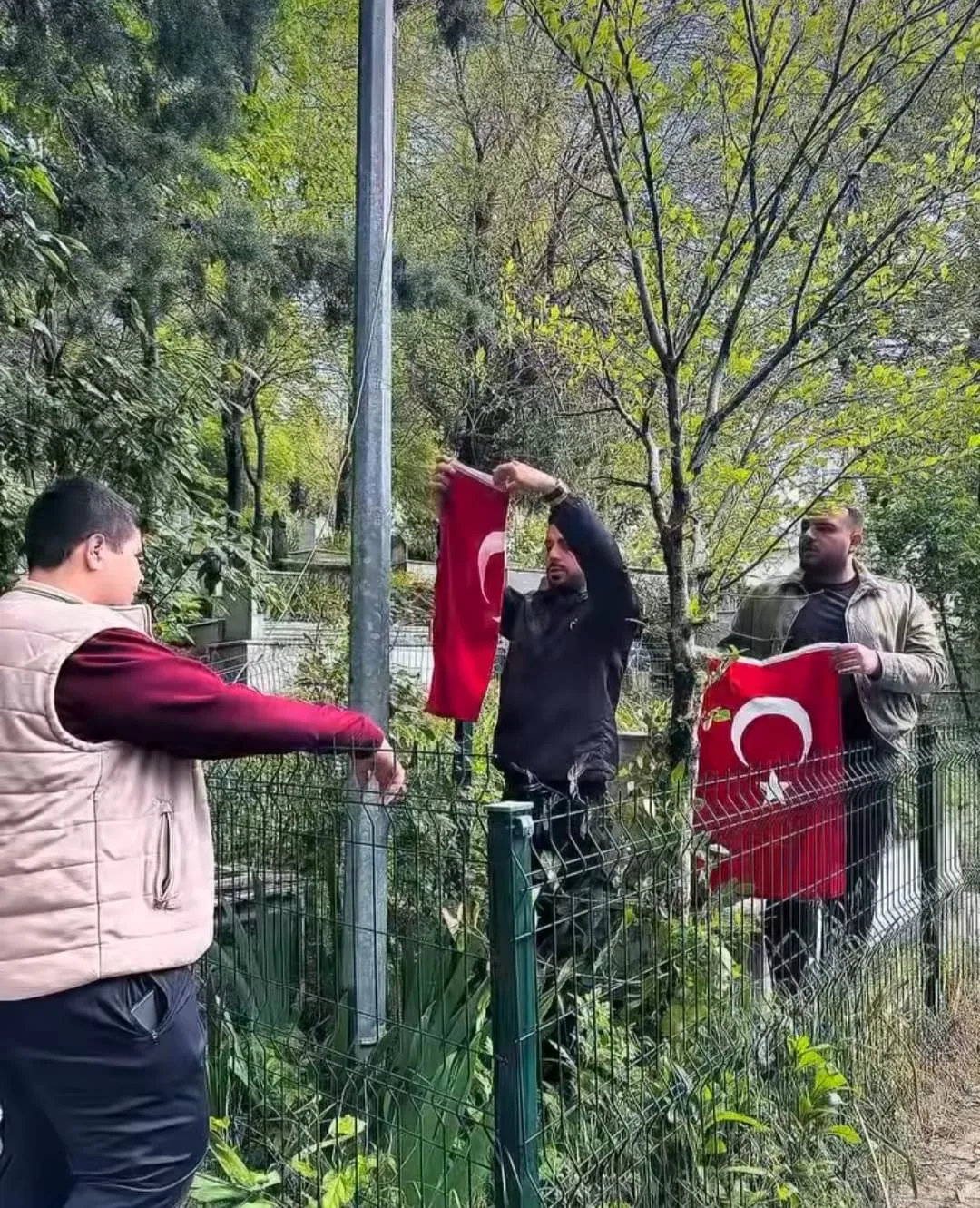 Andırın’da Anlamlı Ziyaret: Şehitlerimizin Emaneti Bayraklar Yenilendi