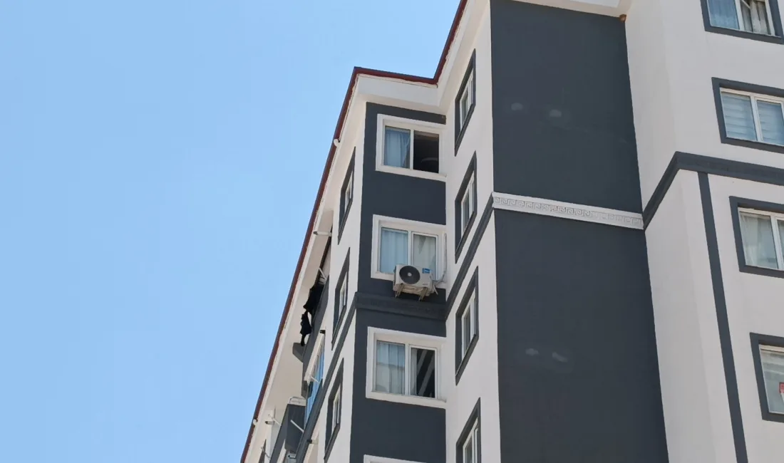 4 yaşındaki oğlu Ahmet B.’yi kucağına alıp 8’inci kattaki evinden