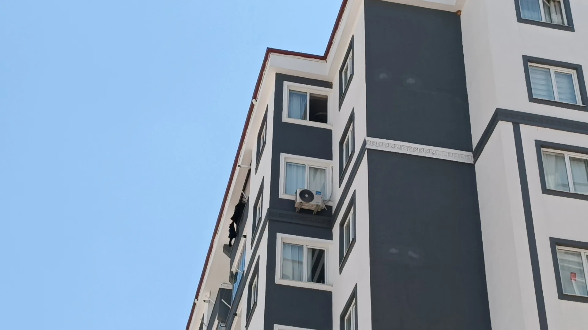 4 yaşındaki oğlu Ahmet B.’yi kucağına alıp 8’inci kattaki evinden
