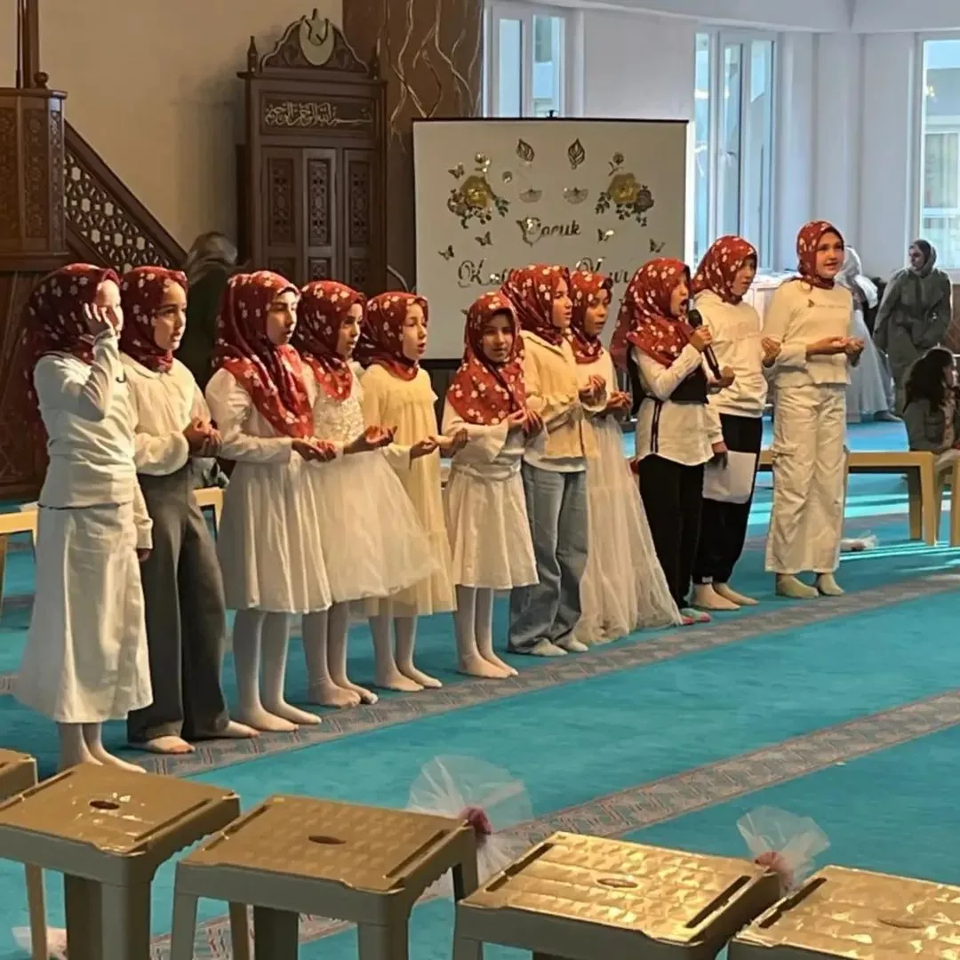 Minik Yüreklerden Büyük Coşku: Kur'an Kursu Öğrencilerinin Yıl Sonu Kapanış Programı Göz Doldurdu