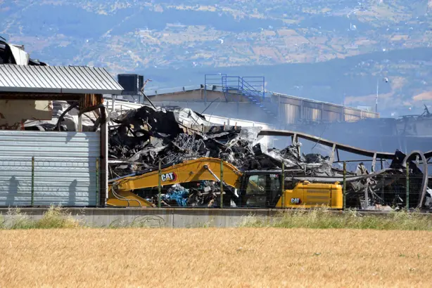 Kahramanmaraş’ta dün akşam yangın çıkan tekstil fabrikasındaki hasarın boyutu, gün