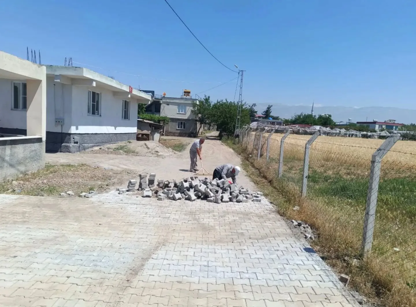 Kahramanmaraş’ın Dulkadiroğlu ilçesinde belediye ekipleri, vatandaşların daha konforlu ve güvenli