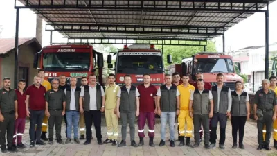 Kahramanmaraş’ın Andırın ilçesinde, orman yangınlarıyla mücadele eden ekipler, yaklaşan zorlu