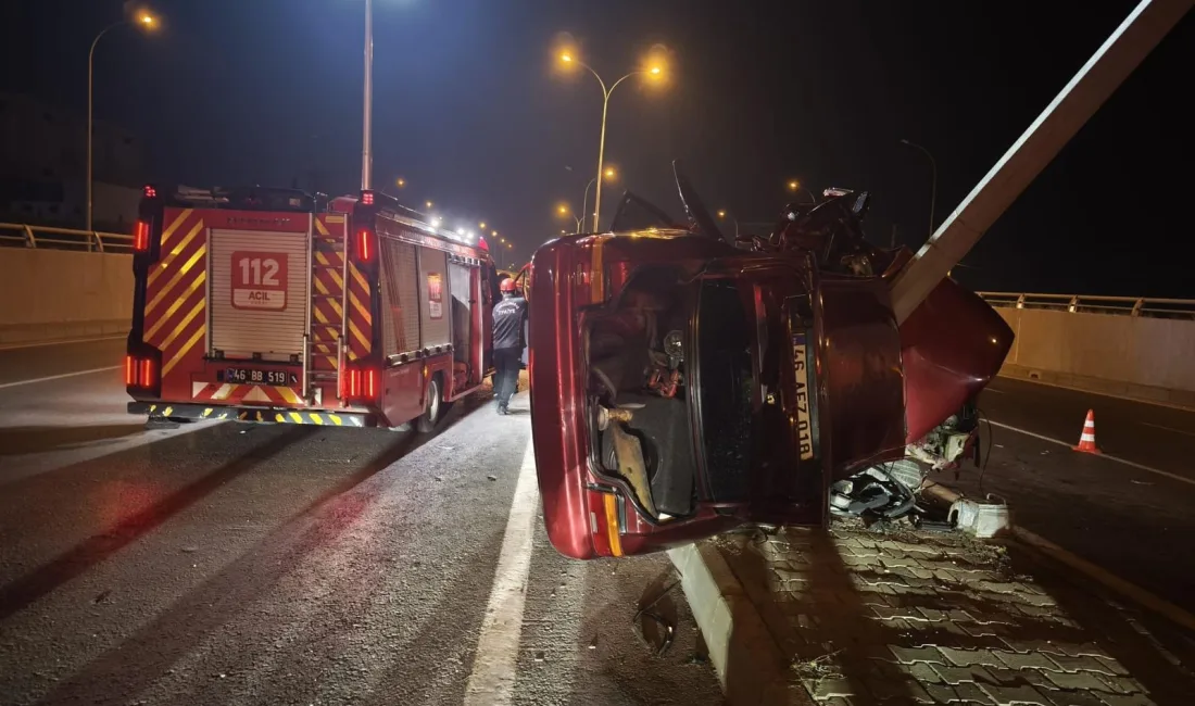 Kahramanmaraş’ın Onikişubat ilçesinde kontrolden çıkan bir otomobilin aydınlatma direğine çarpması