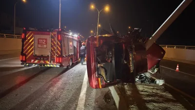 Kahramanmaraş’ın Onikişubat ilçesinde kontrolden çıkan bir otomobilin aydınlatma direğine çarpması