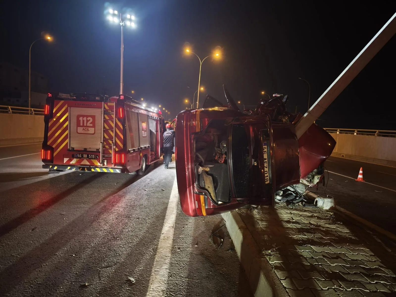 KAHRAMANMARAŞ'TA FECİ KAZA! OTOMOBİL DİREĞE ÇARPTI