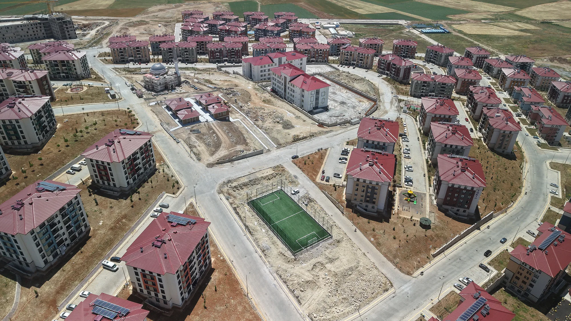 Büyükşehir’den Afşin’e 3 Yeni Halı Saha