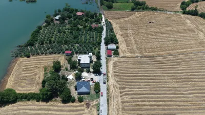 Kahramanmaraş’ın Andırın ilçesinde tarlada çalışırken üzerine yıldırım isabet eden bir