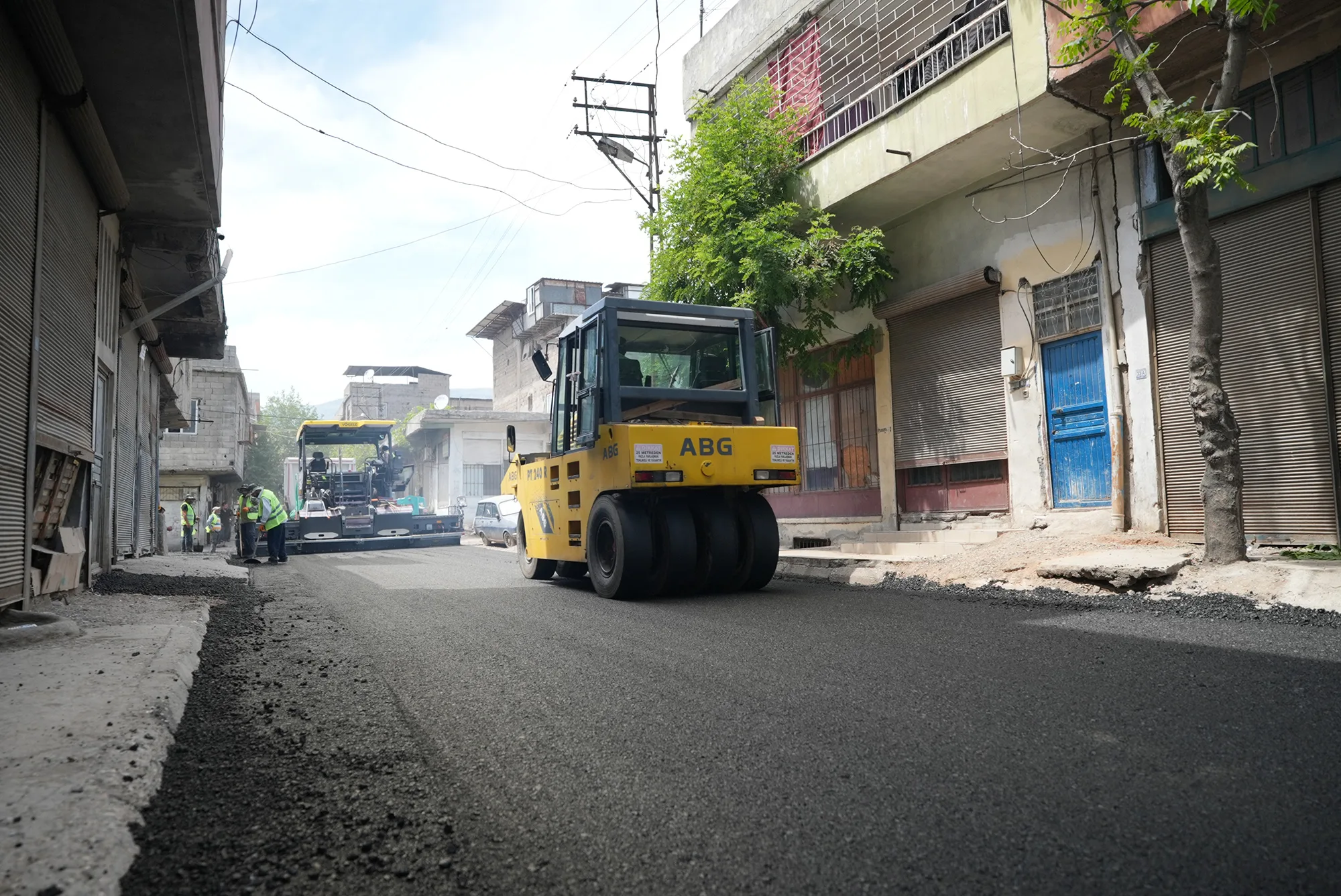 Asfalt Seferberliği Sürüyor: Büyükşehir 17 Noktada Sahada