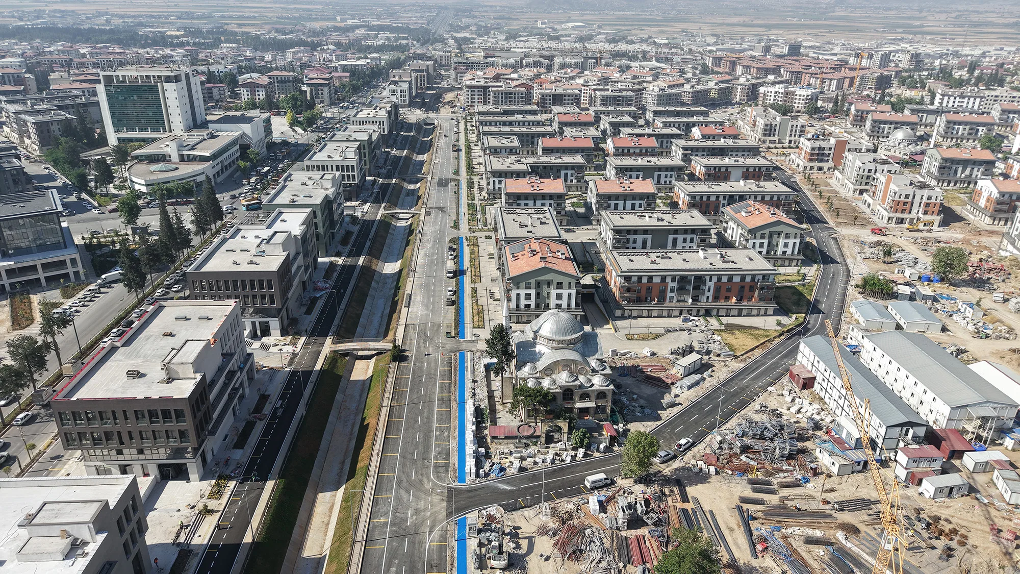 Kahramanmaraş Büyükşehir Belediyesi, Azerbaycan Mahallesi’nin 3 ana arterini yaklaşık 18