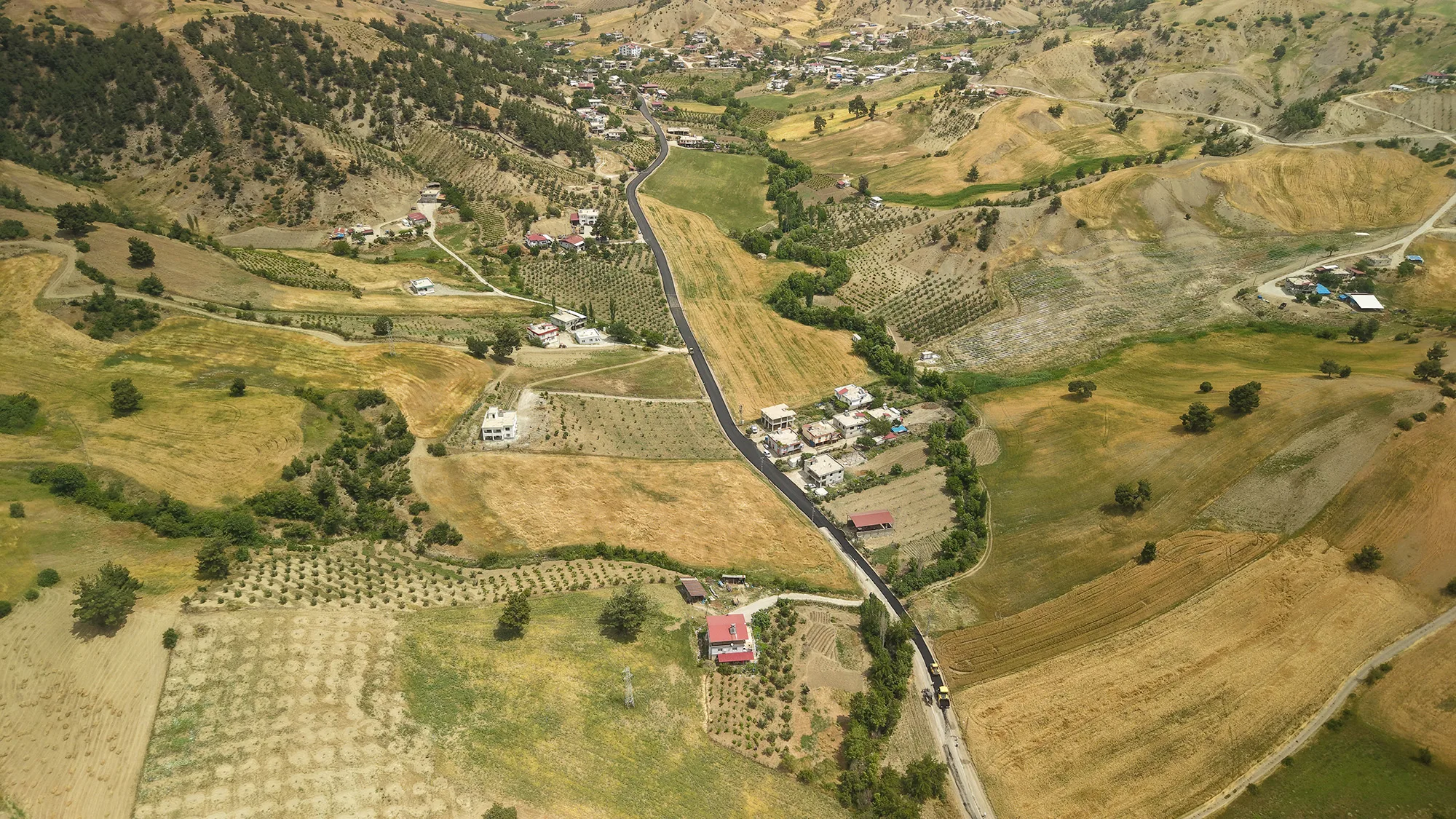 Büyükşehir, Bulutoğlu’nun 4 Kilometrelik Ana Yolunu Sıcak Asfaltla Buluşturuyor