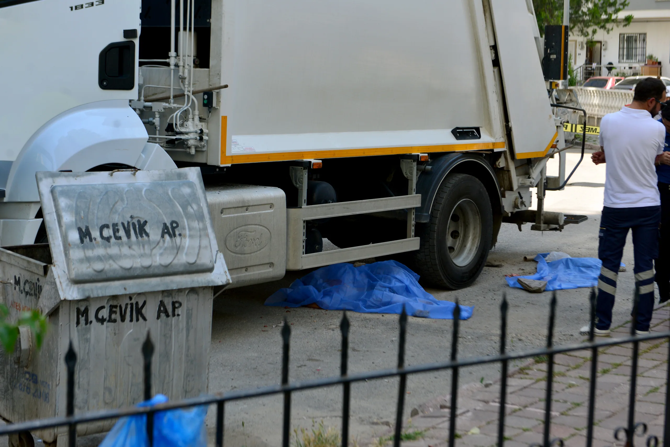 Yolun Karşısına Geçerken Can Verdi: Çöp Kamyonunun Altında Kaldı
