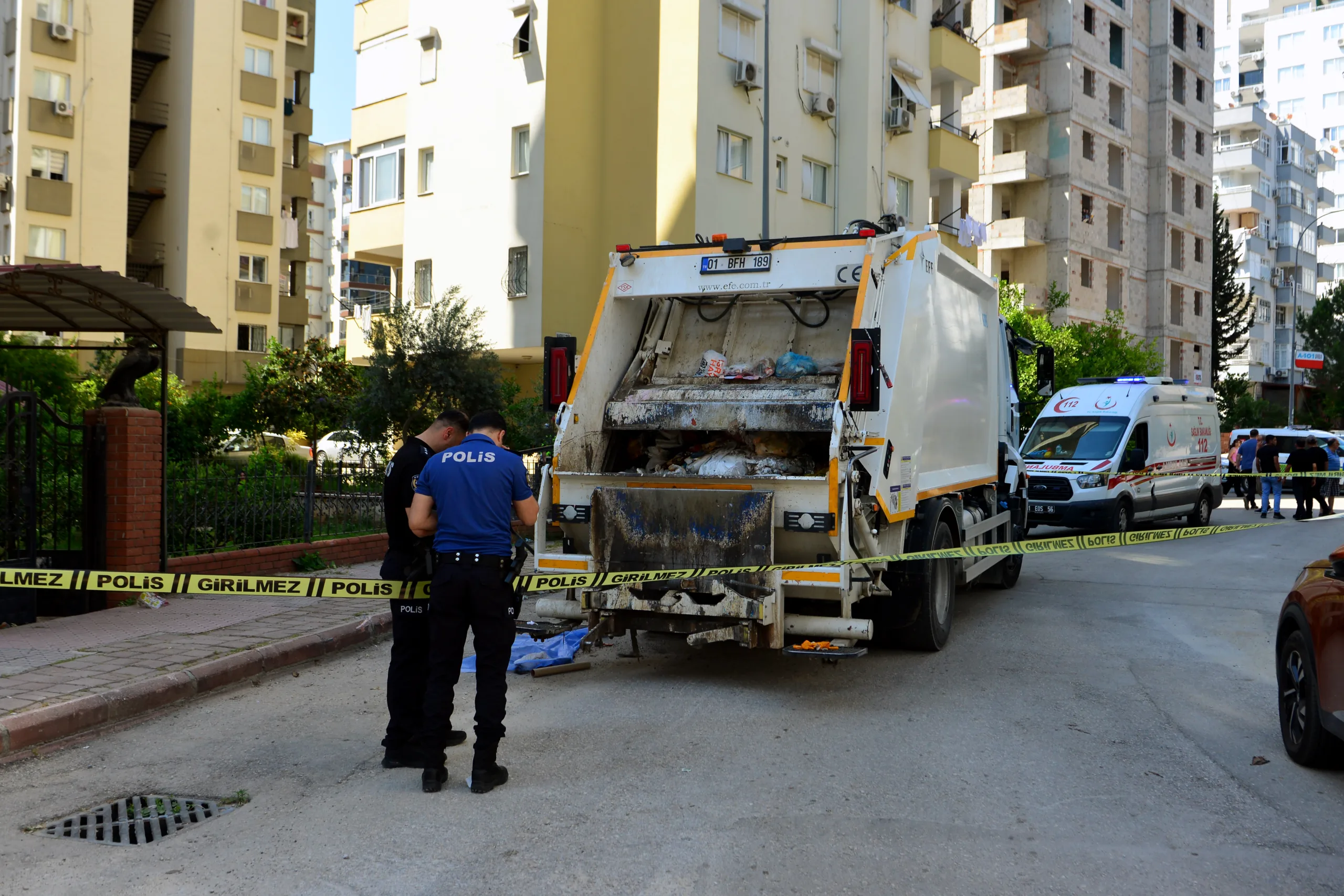 Yolun Karşısına Geçerken Can Verdi: Çöp Kamyonunun Altında Kaldı