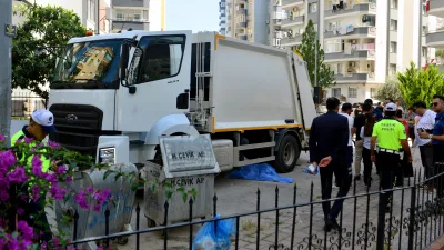 Yolun karşısına geçmek isterken belediyenin çöp kamyonunun altında kalan 71
