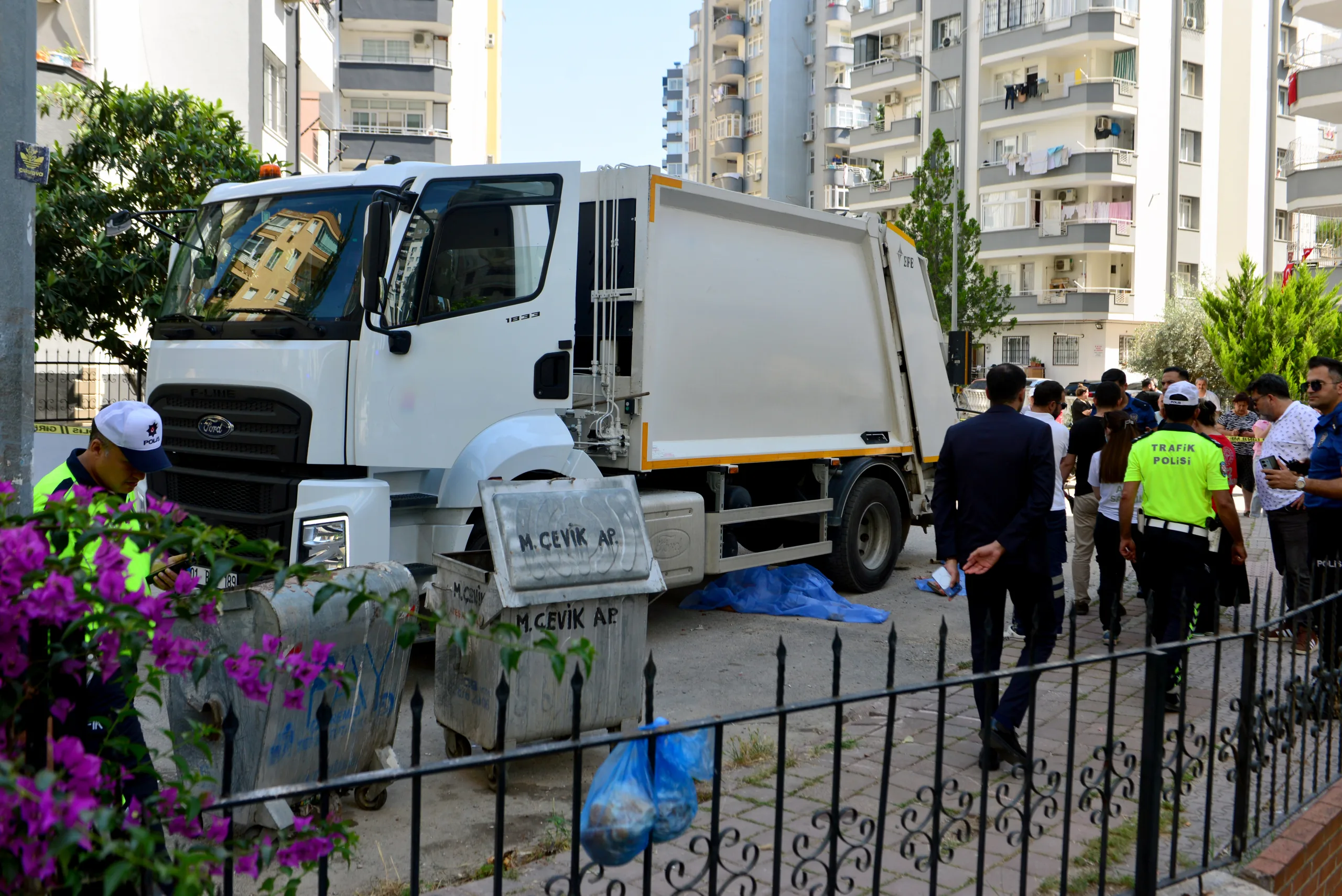 Yolun karşısına geçmek isterken belediyenin çöp kamyonunun altında kalan 71