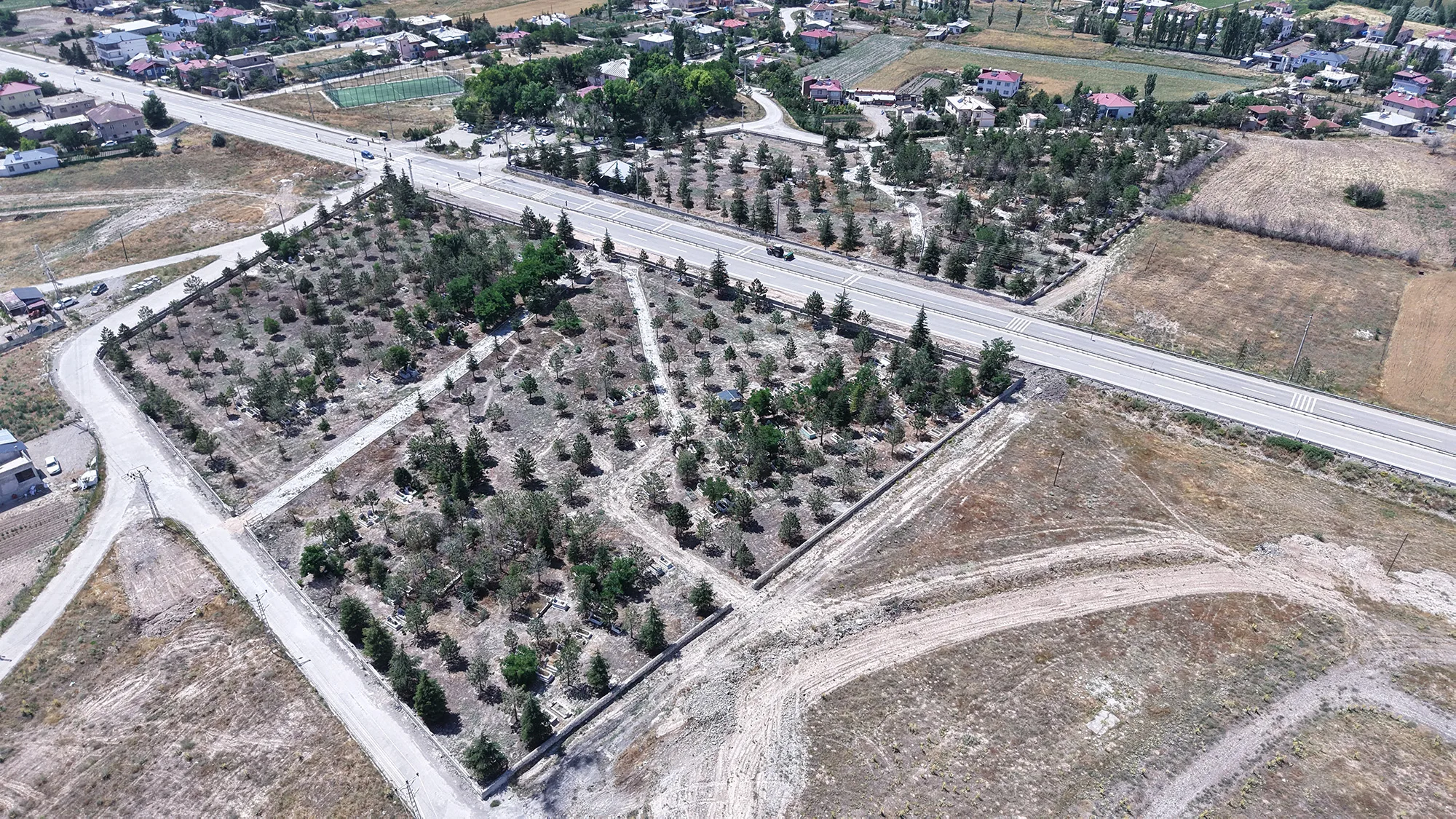 Kahramanmaraş Büyükşehir Belediyesi, kuzey ilçelerdeki mezarlıklarda başlattığı bakım, onarım ve