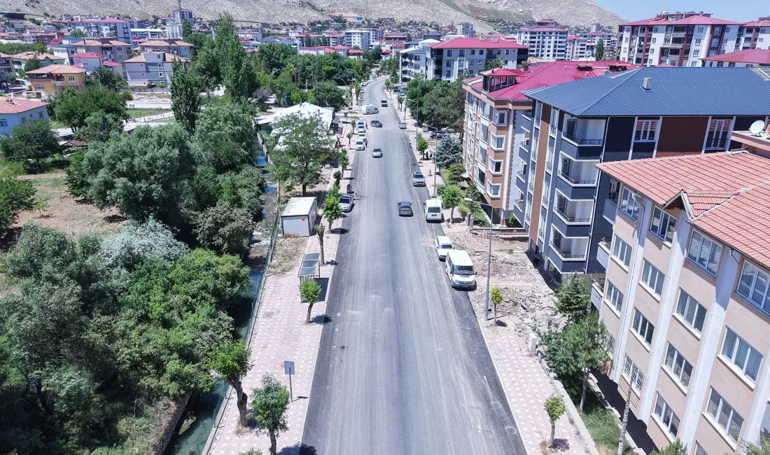 Kahramanmaraş Büyükşehir Belediyesi başlattığı şehir tarihinin en büyük asfalt seferberliği