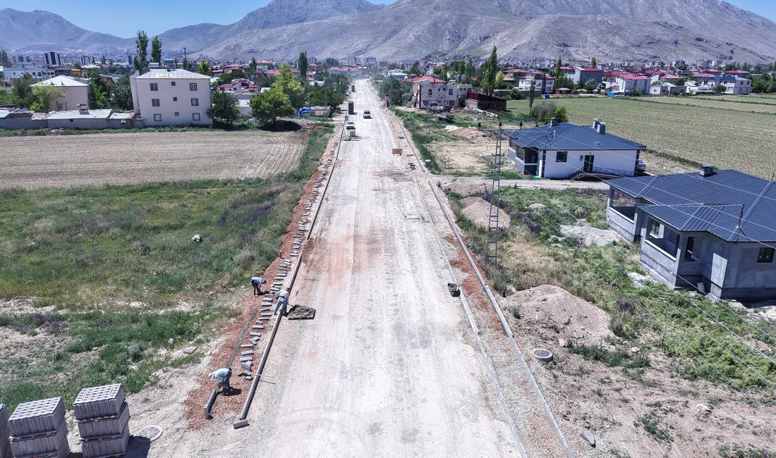 Kahramanmaraş Büyükşehir Belediyesi, Elbistan’ın önemli ulaşım arterlerinden Tepebaşı Caddesi’nde kapsamlı