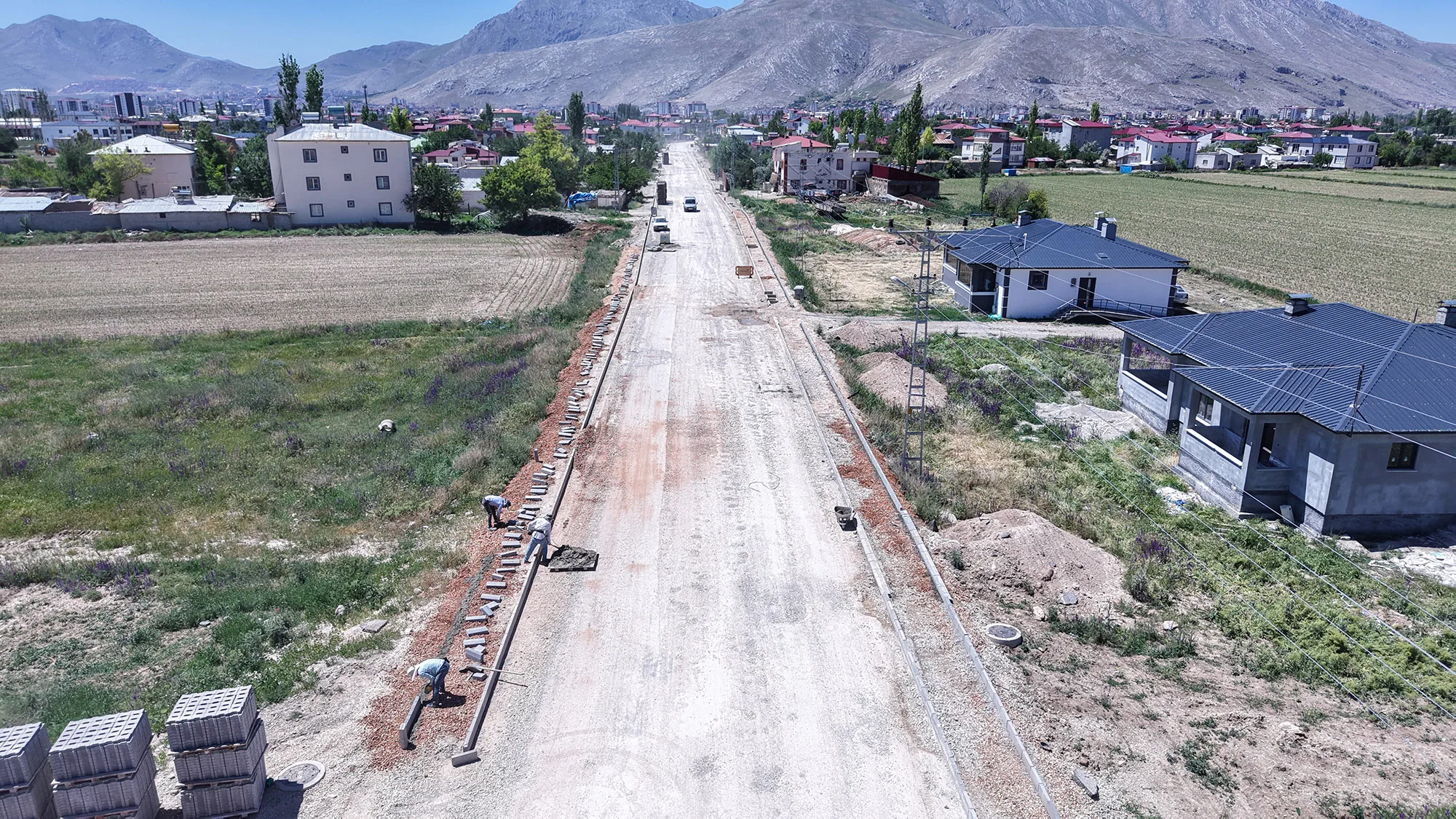 Kahramanmaraş Büyükşehir Belediyesi, Elbistan’ın önemli ulaşım arterlerinden Tepebaşı Caddesi’nde kapsamlı