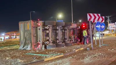TIR'ın devrildiği kazada dorsedeki 17 ton arpa yola döküldü. TIR