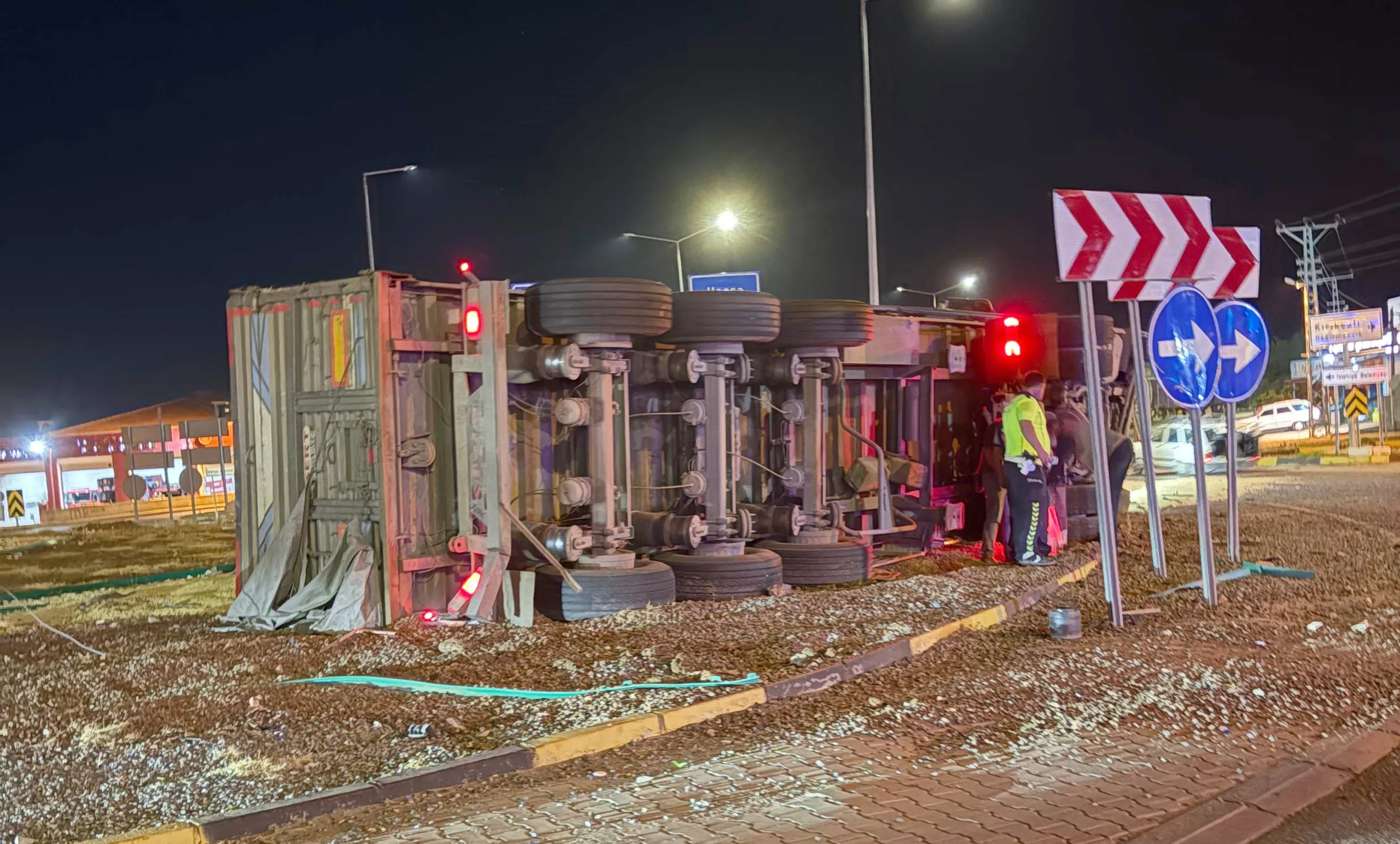 TIR devrildi 17 ton arpa yola döküldü
