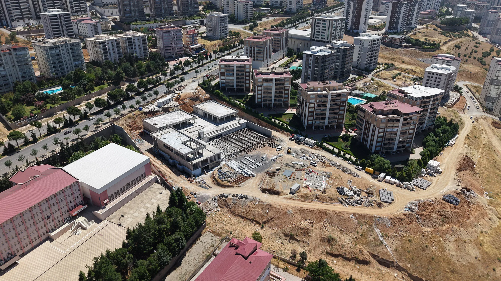 Kahramanmaraş’ın Türkiye’ye Örnek Gençlik Merkezi Hızla Yükseliyor