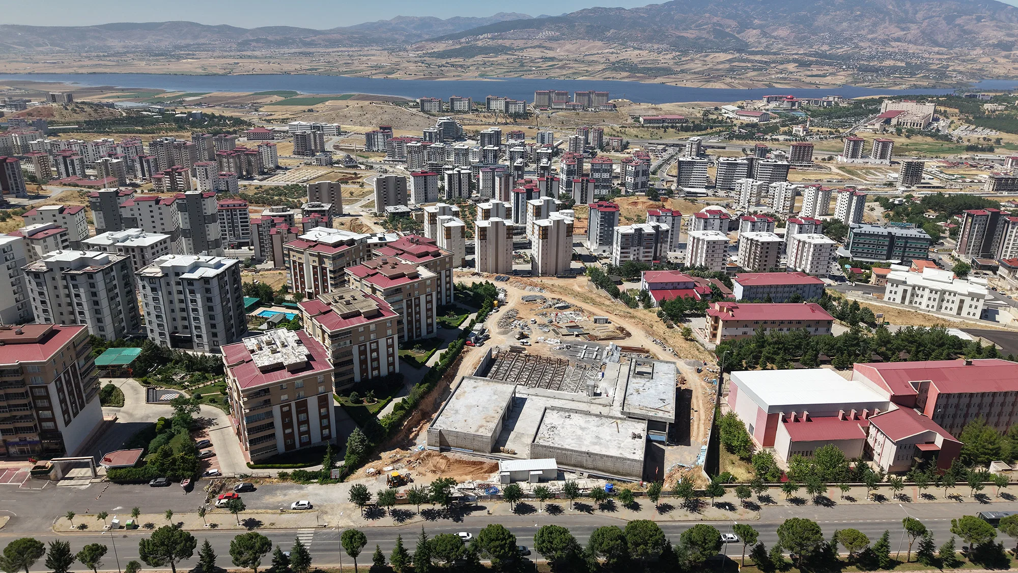 Kahramanmaraş’ın Türkiye’ye Örnek Gençlik Merkezi Hızla Yükseliyor