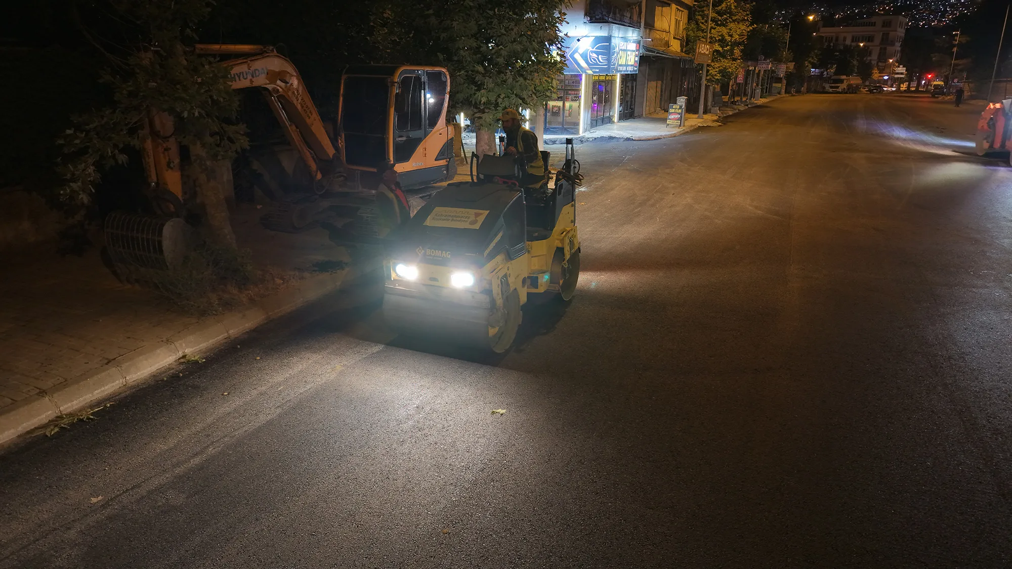 Büyükşehir’den Girne Caddesi’nde Gece Asfalt Mesaisi