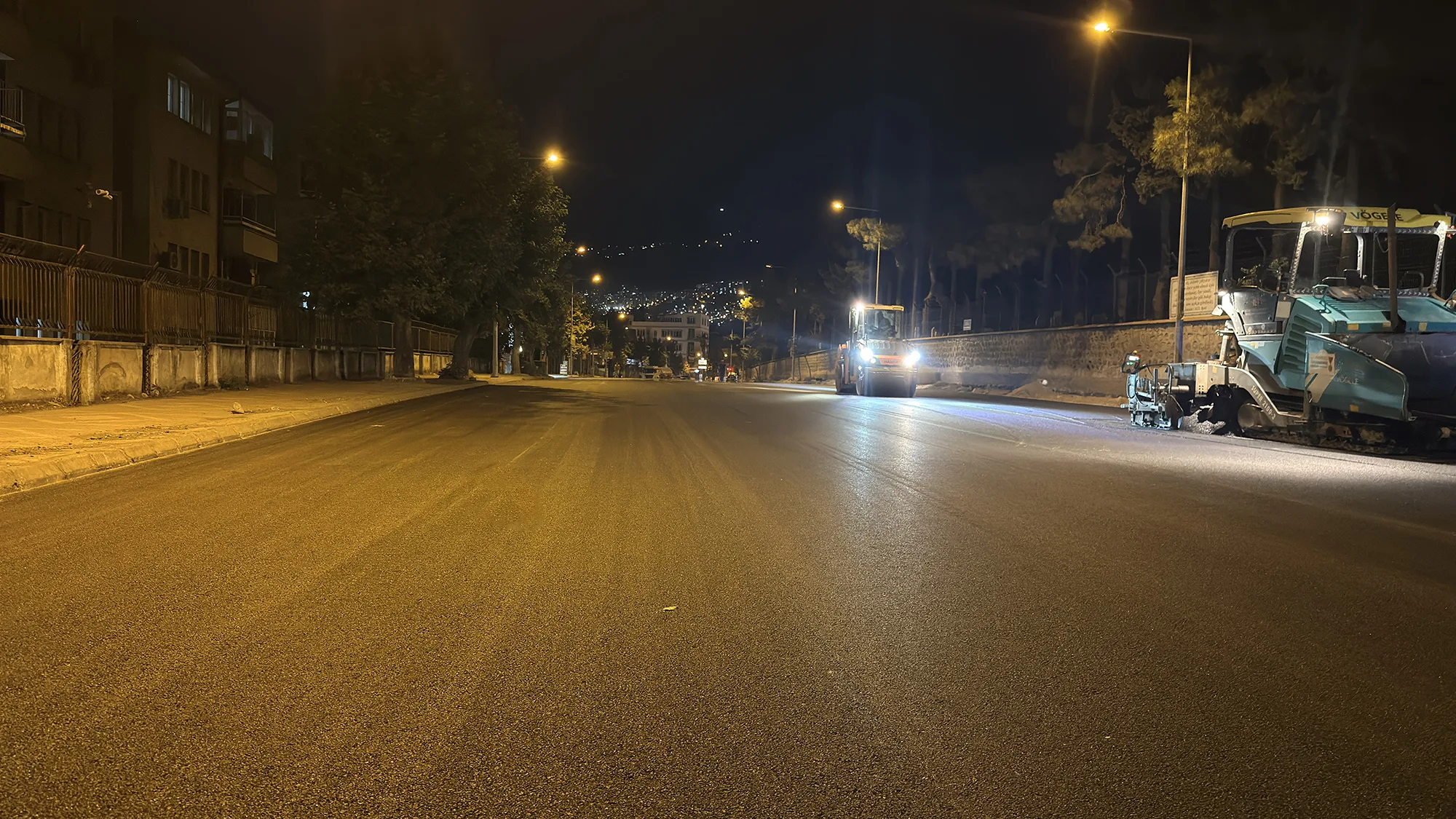Büyükşehir’den Girne Caddesi’nde Gece Asfalt Mesaisi