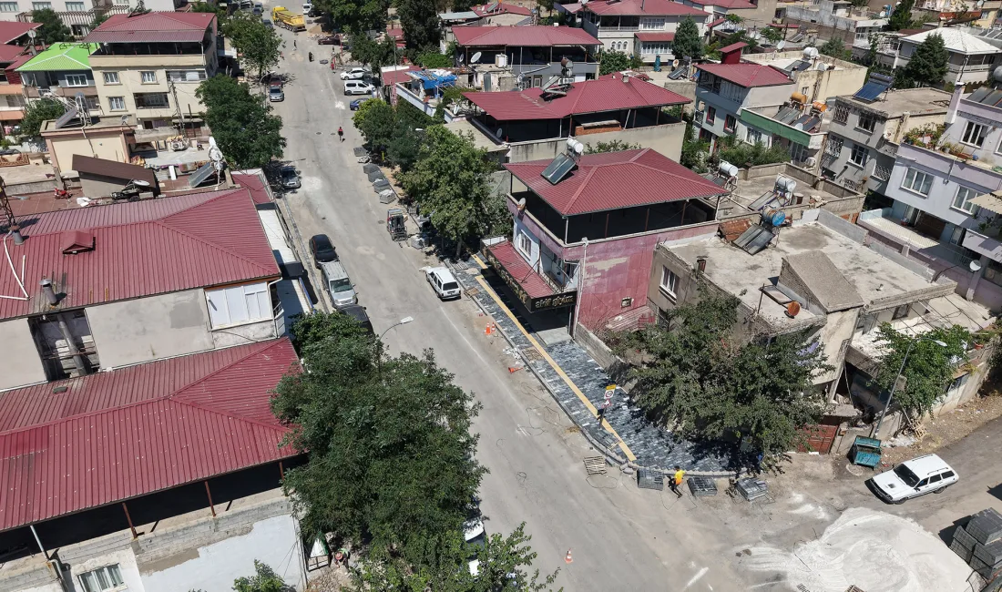 Kahramanmaraş Büyükşehir Belediyesi, Dulkadiroğlu Hacı Murat Caddesi’nde yürüyüş yolu yenilemesine
