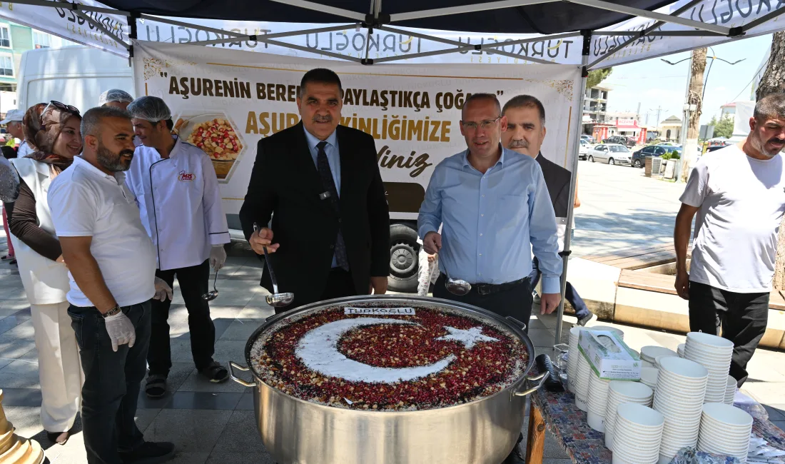 Aşure’nin bereketi Türkoğlu Millet Meydanında vatandaşlara sunuldu. Hemşerileriyle aşure sofrasında