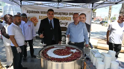 Aşure’nin bereketi Türkoğlu Millet Meydanında vatandaşlara sunuldu. Hemşerileriyle aşure sofrasında