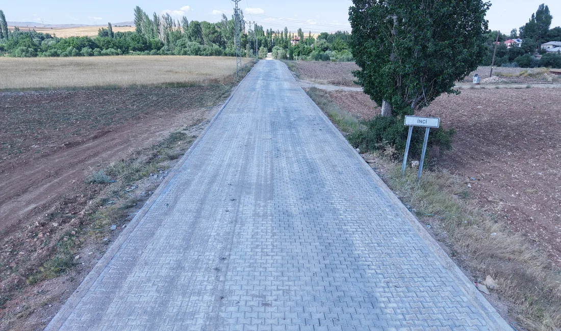 Kahramanmaraş Büyükşehir Belediyesi, şehir genelinde sürdürdüğü ulaşım yatırımlarına Afşin kırsalında
