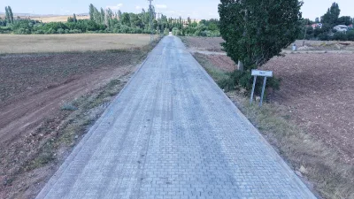 Kahramanmaraş Büyükşehir Belediyesi, şehir genelinde sürdürdüğü ulaşım yatırımlarına Afşin kırsalında