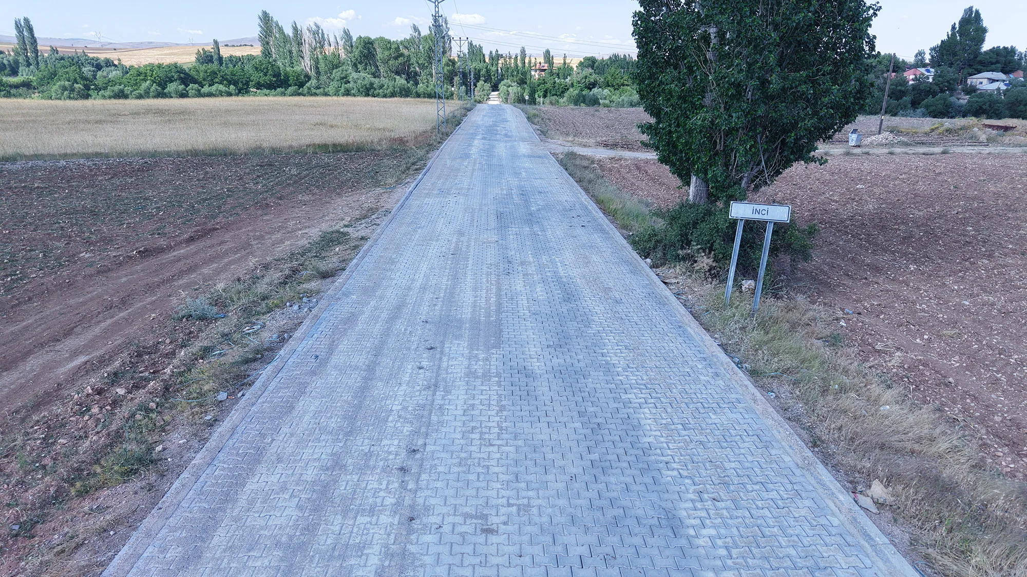 Kahramanmaraş Büyükşehir Belediyesi, şehir genelinde sürdürdüğü ulaşım yatırımlarına Afşin kırsalında
