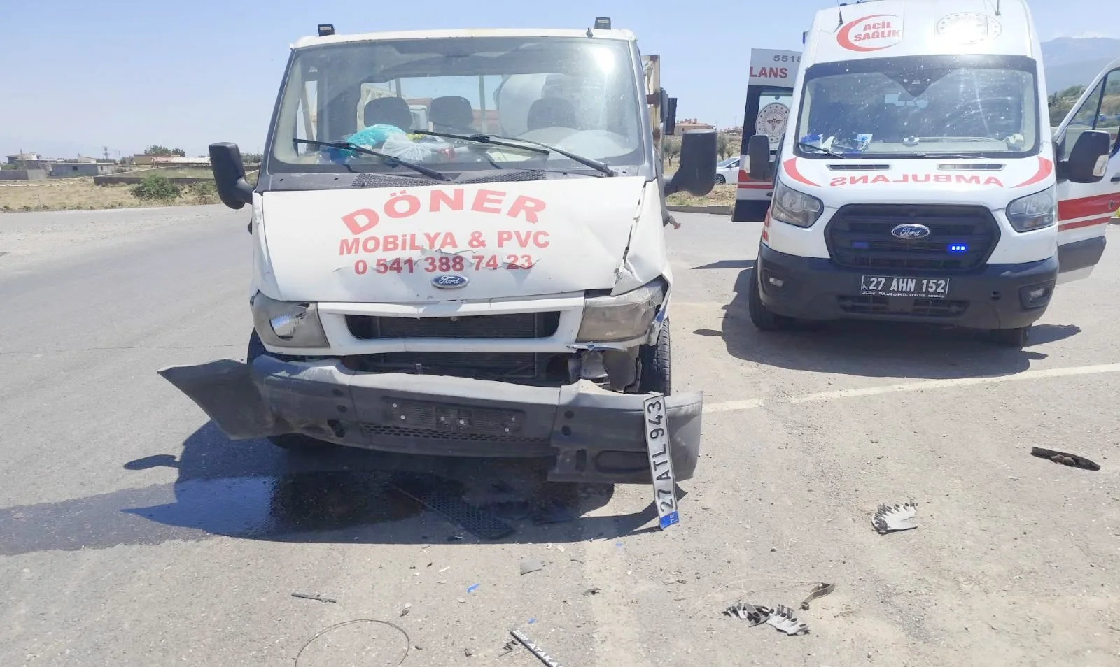 Kamyonet ile otomobil çarpıştı: Kazada kan aktı!