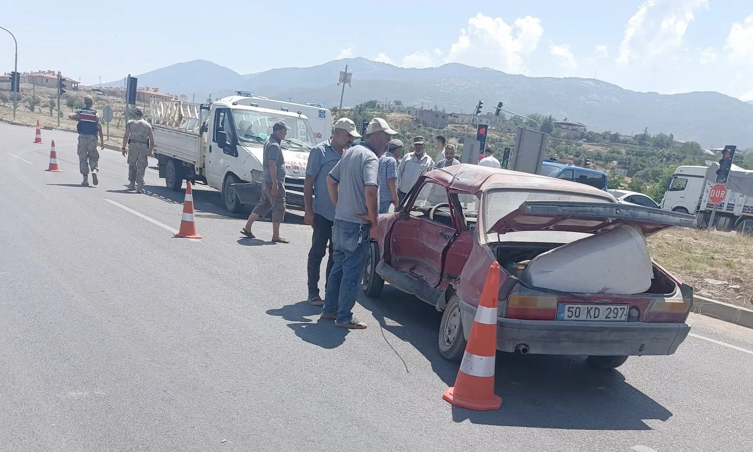 Kamyonet ile otomobil çarpıştı: Kazada kan aktı!